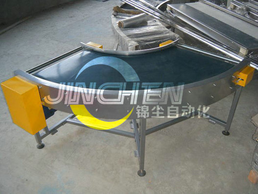 車(chē)間現(xiàn)場(chǎng)的轉(zhuǎn)彎皮帶輸送機(jī)