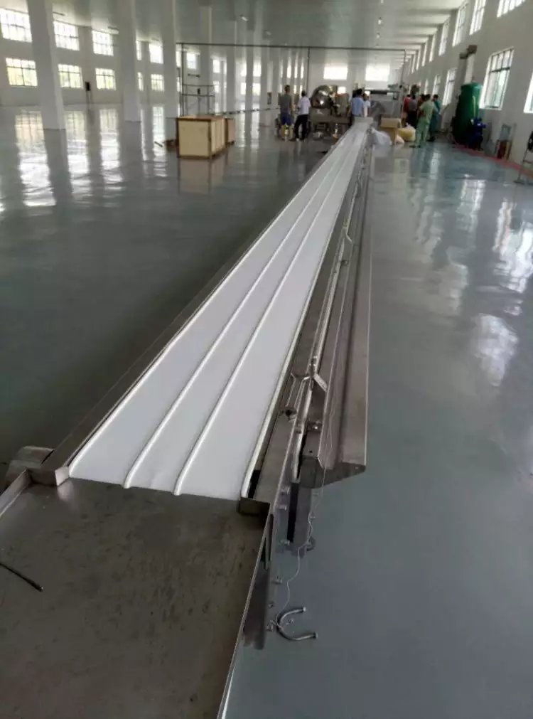 一臺帶導(dǎo)條皮帶輸送機